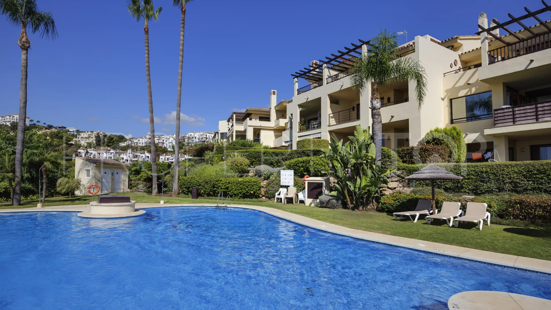 Ático de 3 dormitorios en venta en Benahavis