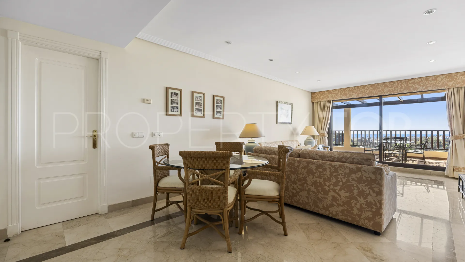 Ático de 3 dormitorios en venta en Benahavis