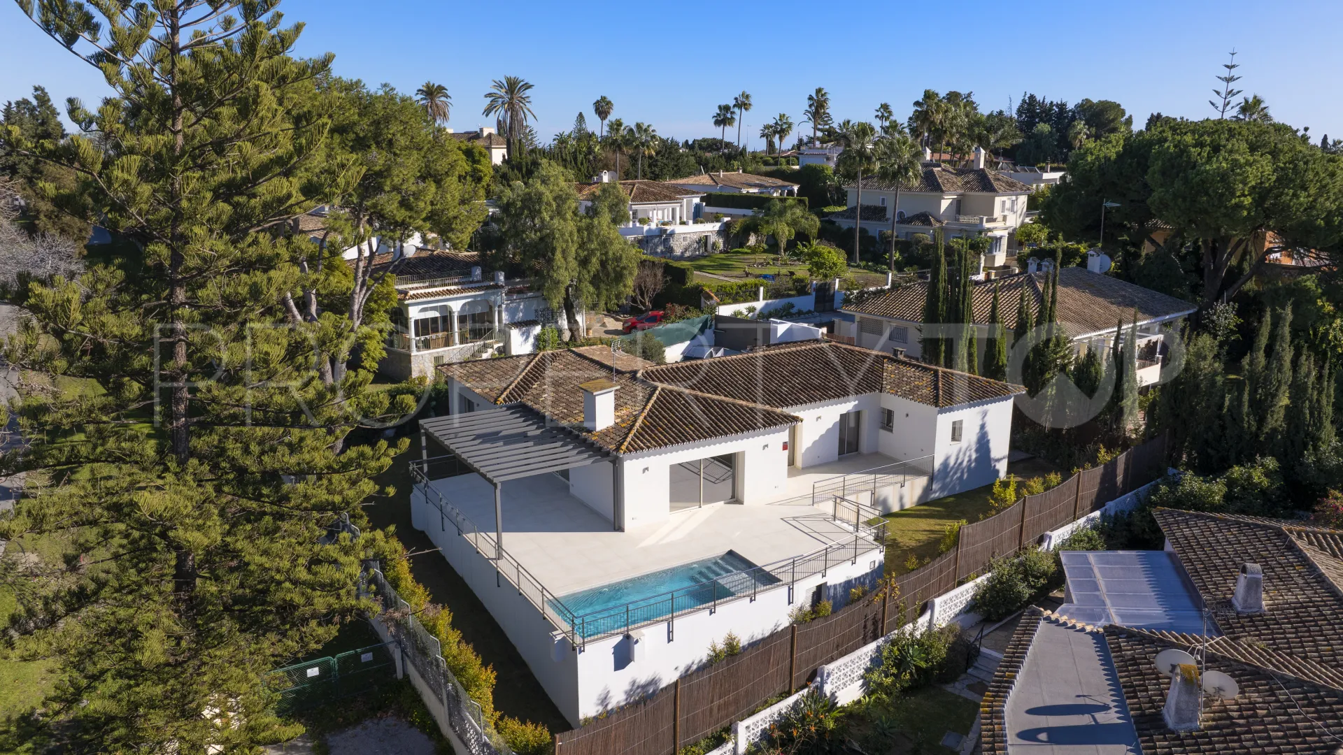 Comprar villa con 4 dormitorios en Guadalmina Alta