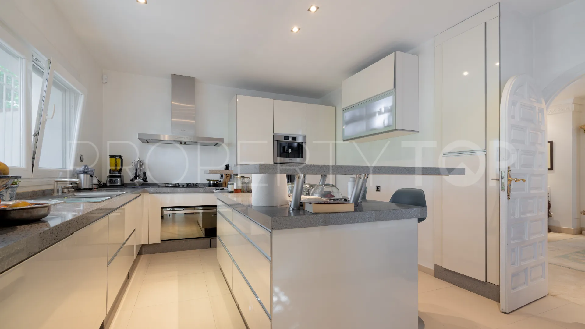 Villa for sale in Guadalmina Alta with 3 bedrooms