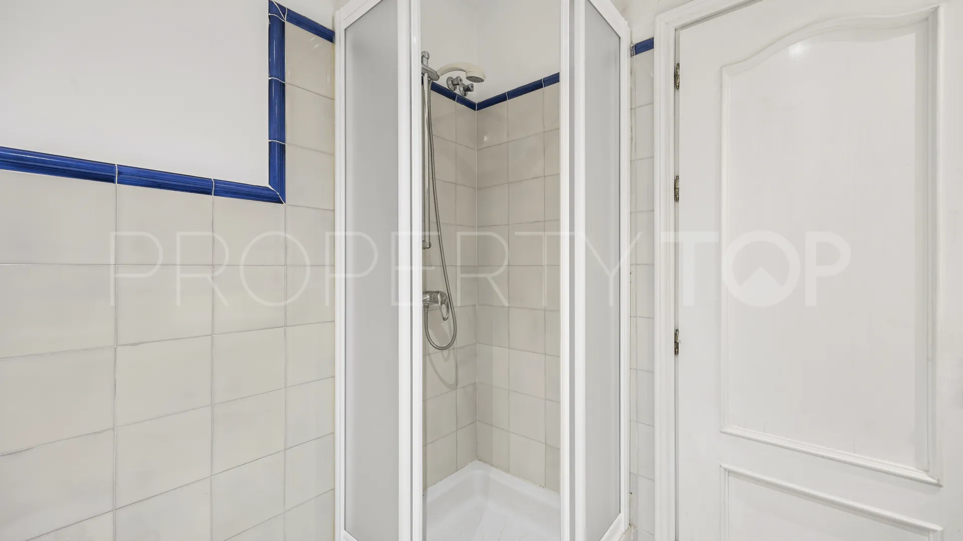 Adosado con 4 dormitorios en venta en Guadalmina Alta