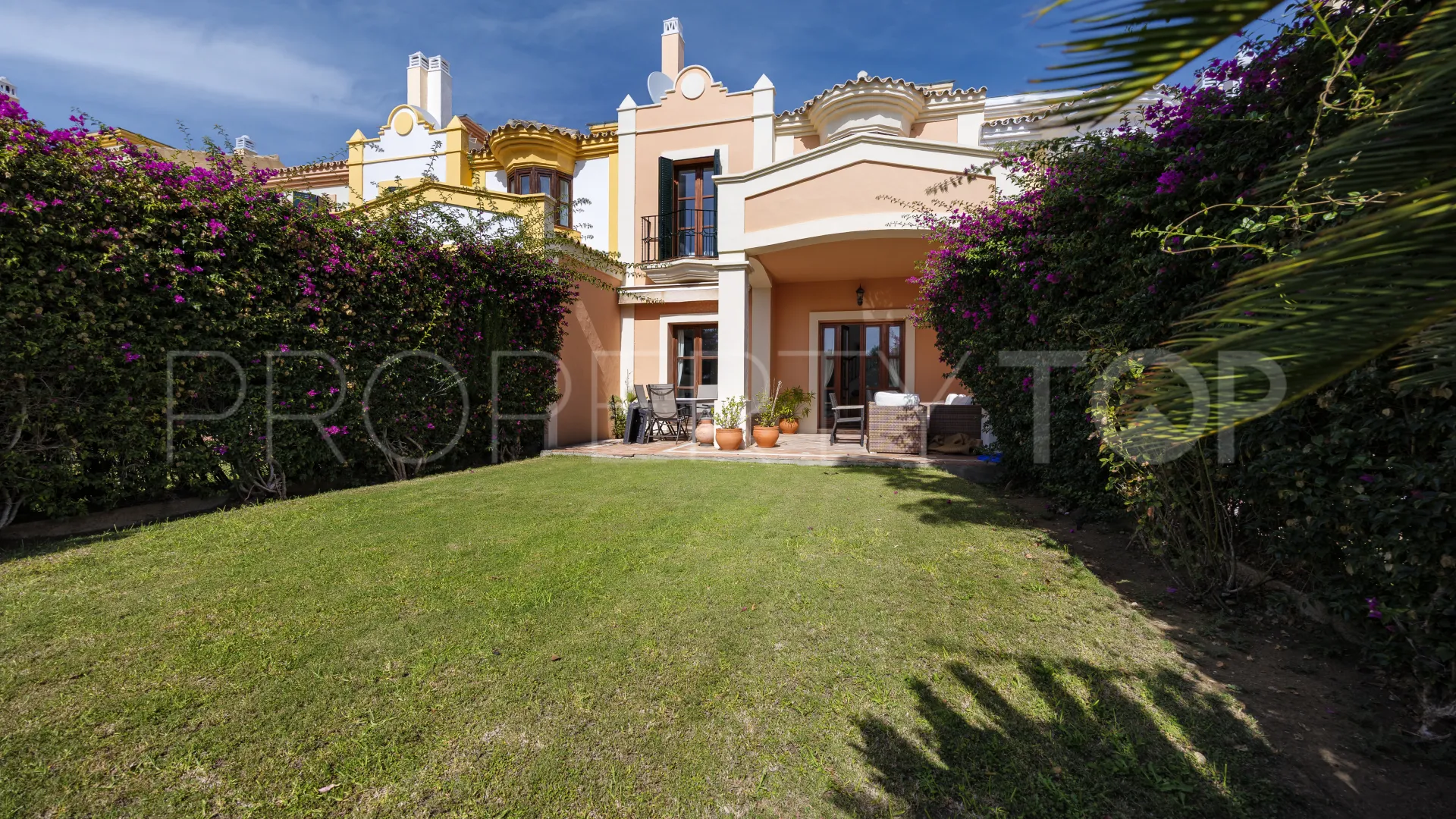 Adosado con 4 dormitorios en venta en Guadalmina Alta