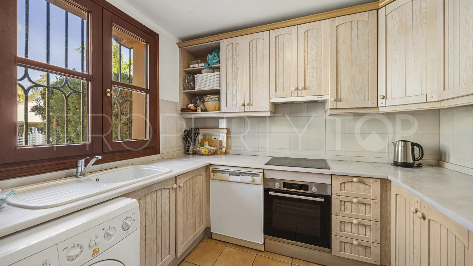 Adosado con 4 dormitorios en venta en Guadalmina Alta