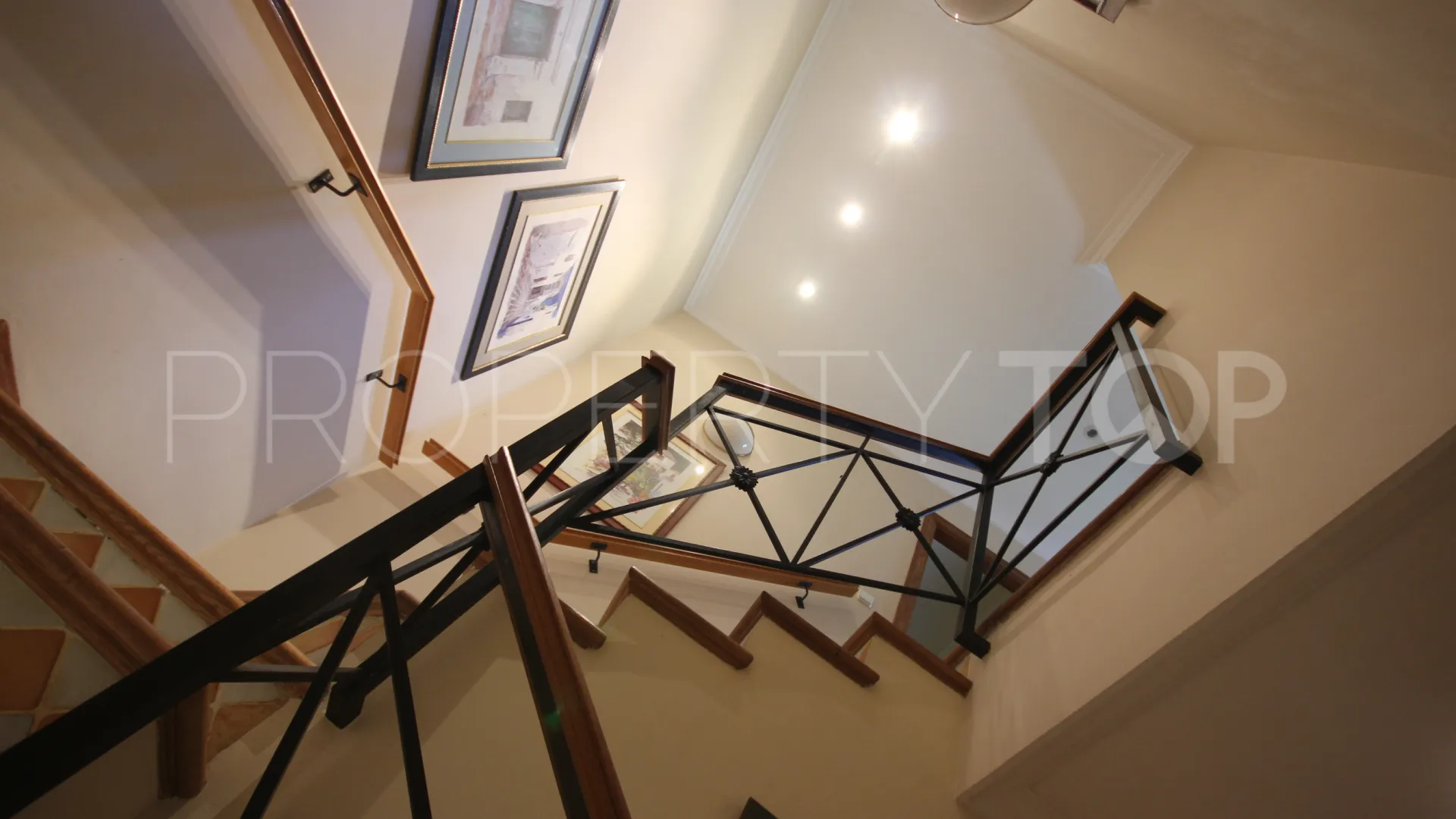 For sale town house with 4 bedrooms in La Merced
