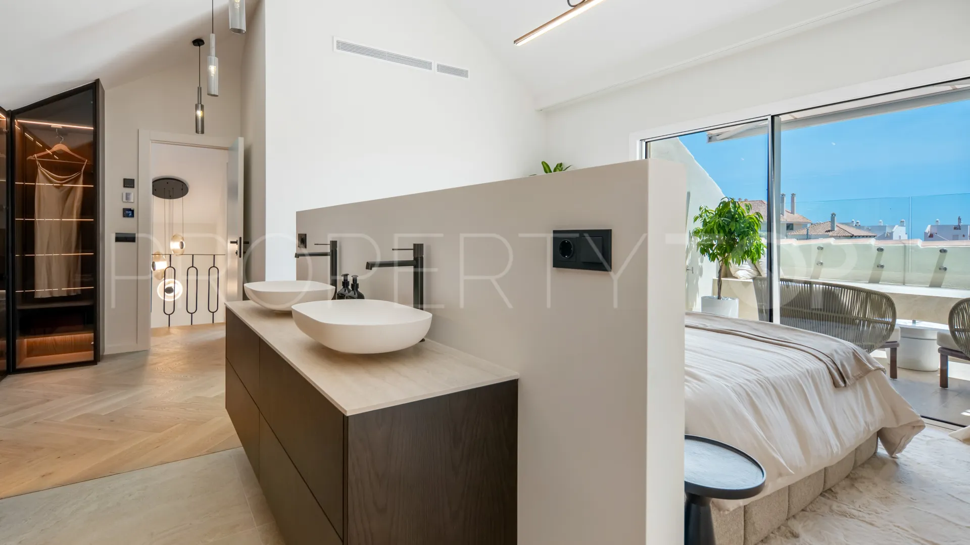 Atico duplex a la venta en Aloha Hill Club con 3 dormitorios