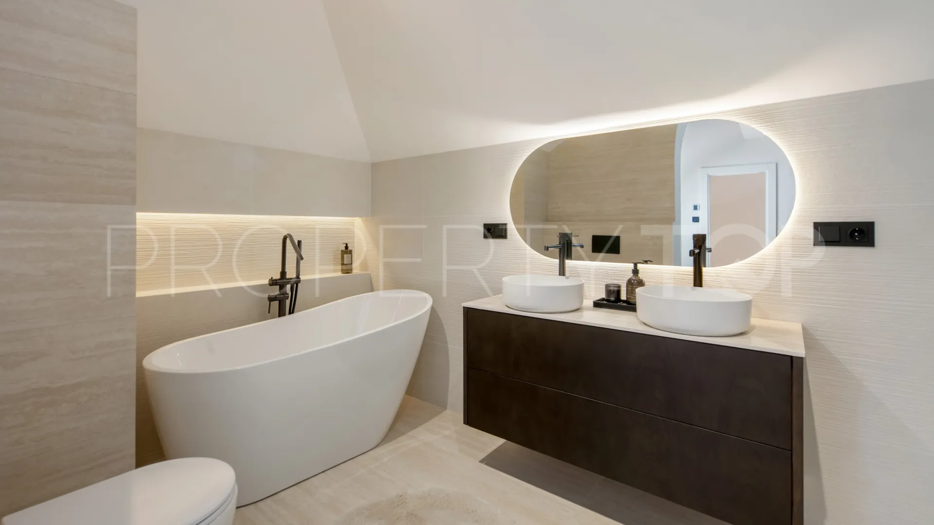 Atico duplex a la venta en Aloha Hill Club con 3 dormitorios