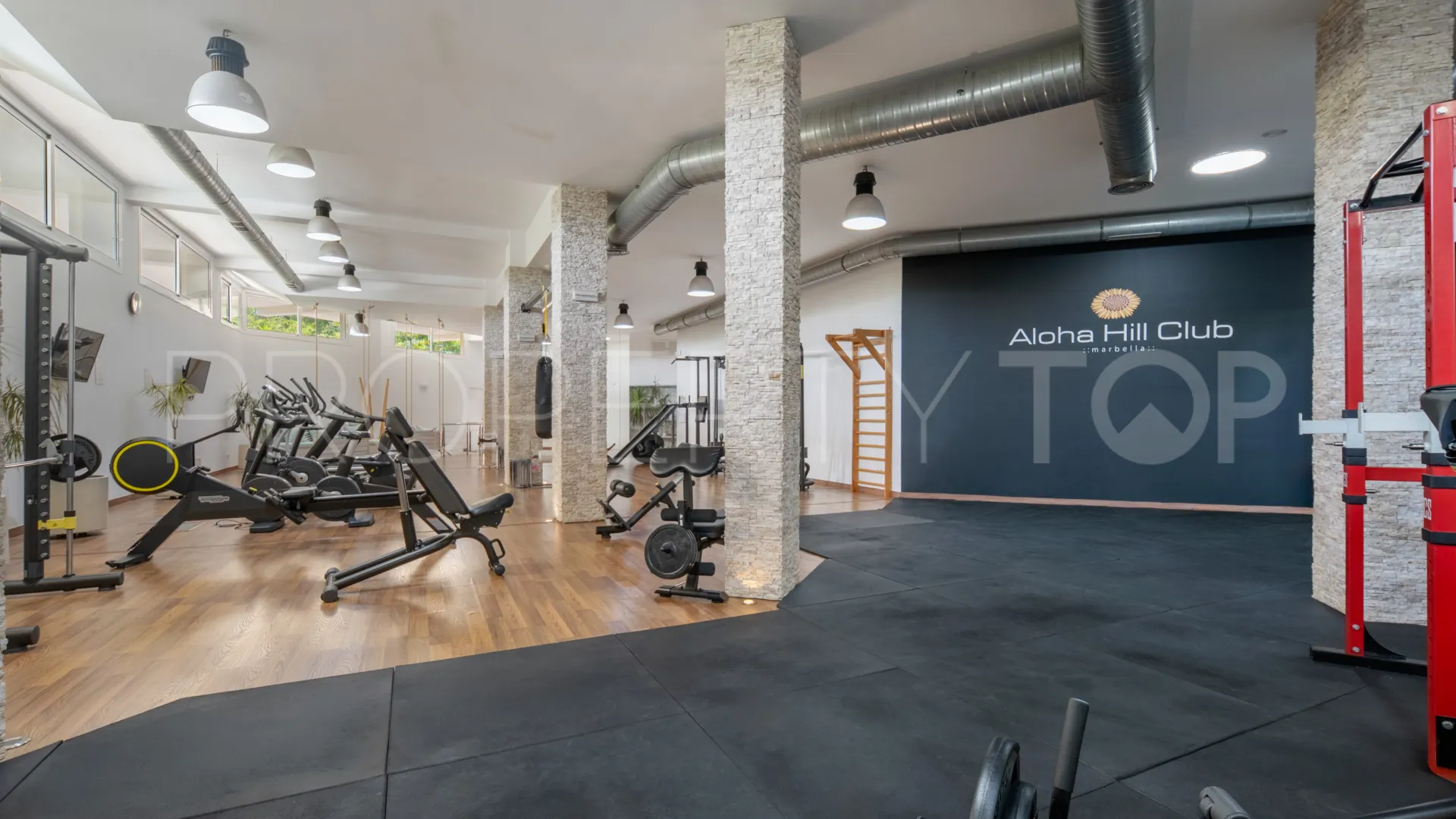 Atico duplex a la venta en Aloha Hill Club con 3 dormitorios