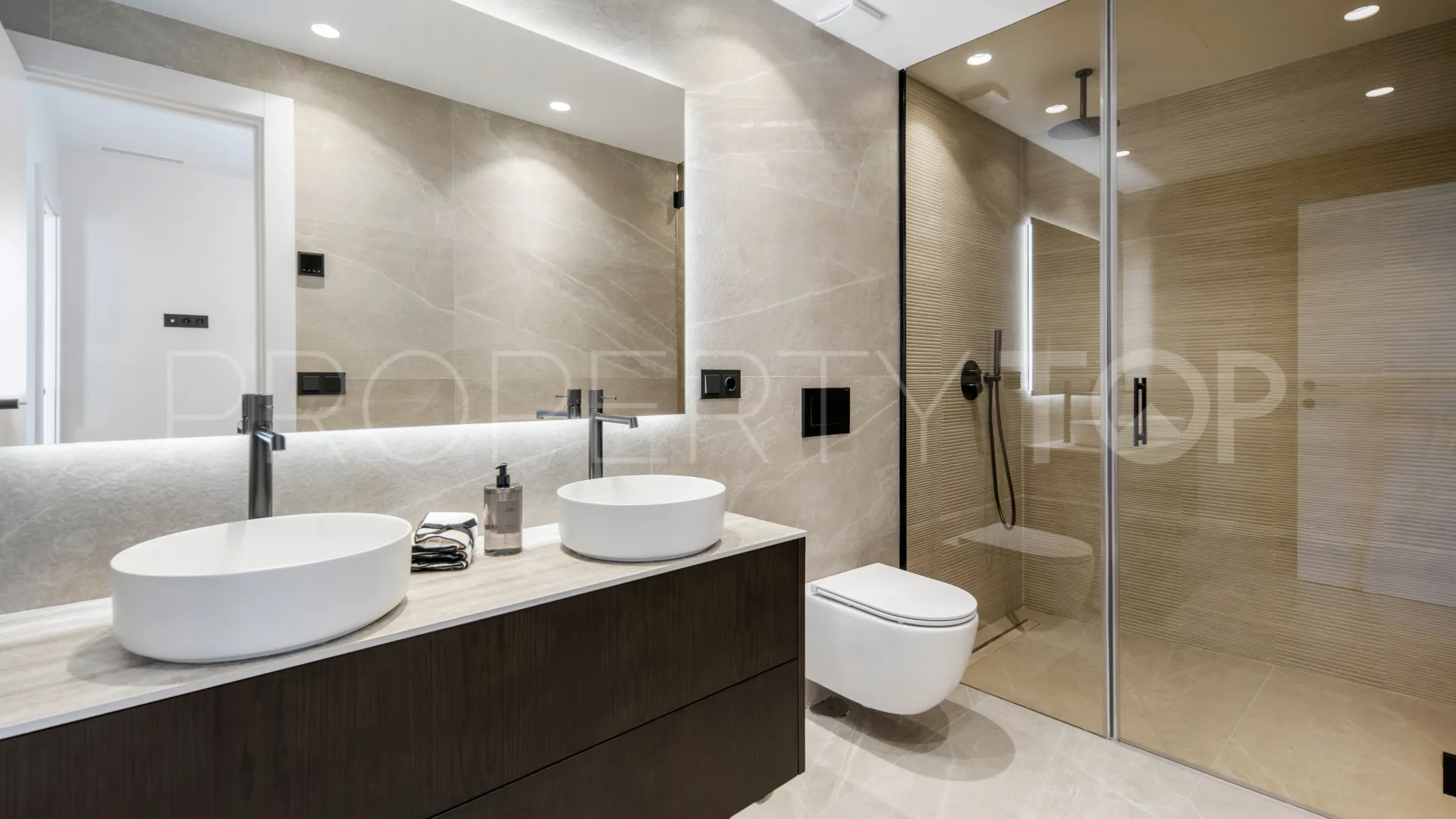 Atico duplex a la venta en Aloha Hill Club con 3 dormitorios