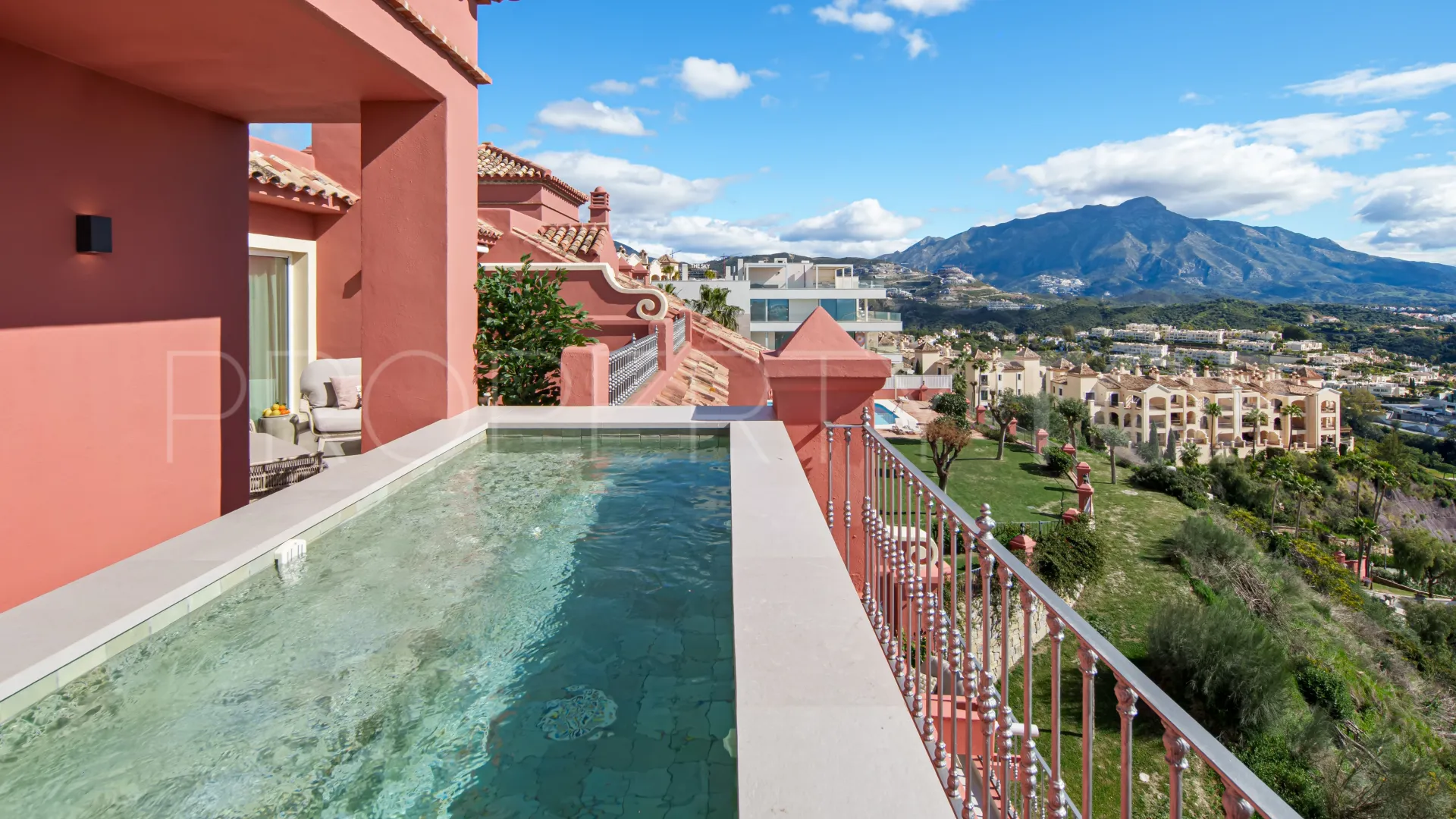 2 bedrooms penthouse for sale in Monte Halcones