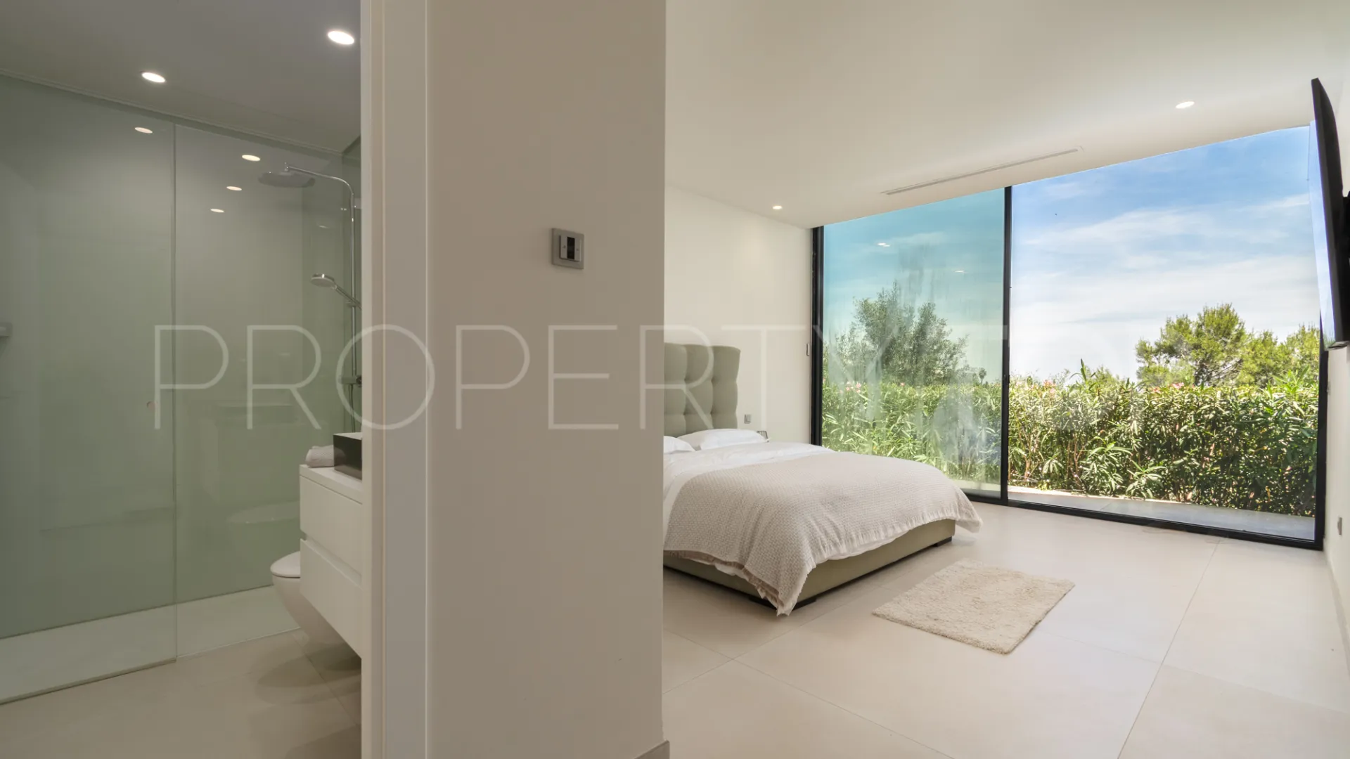 Villa for sale in Los Altos de los Monteros with 4 bedrooms