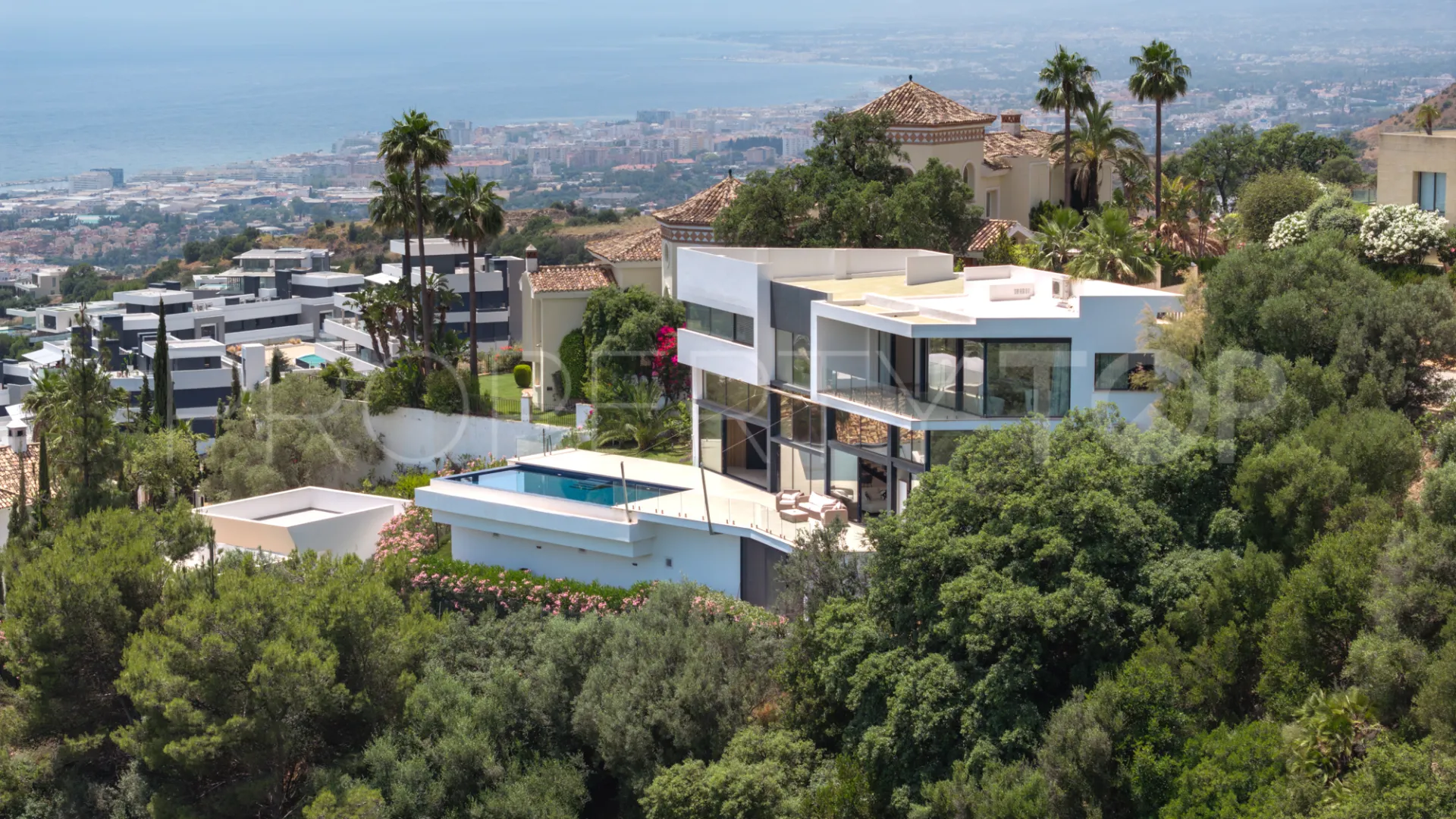 Villa for sale in Los Altos de los Monteros with 4 bedrooms