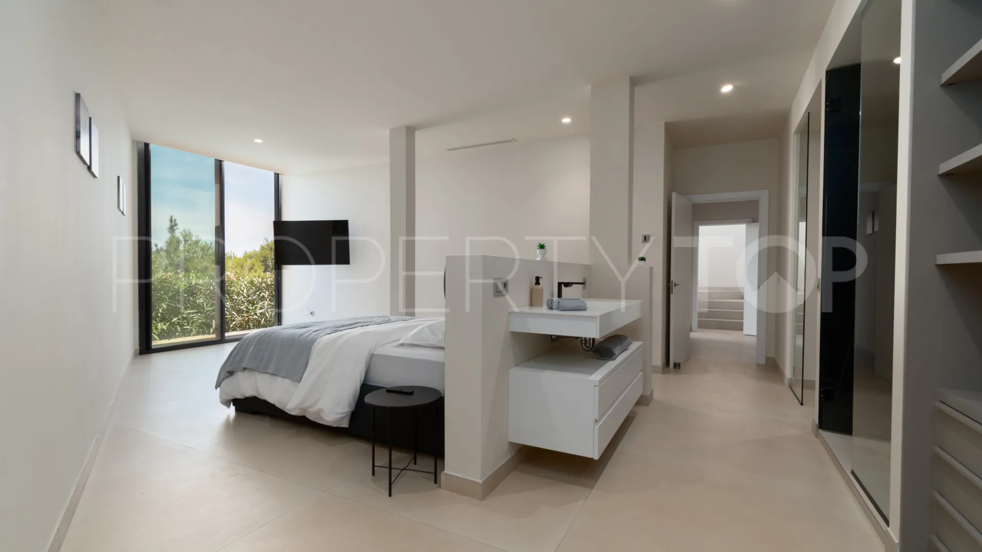 Villa for sale in Los Altos de los Monteros with 4 bedrooms