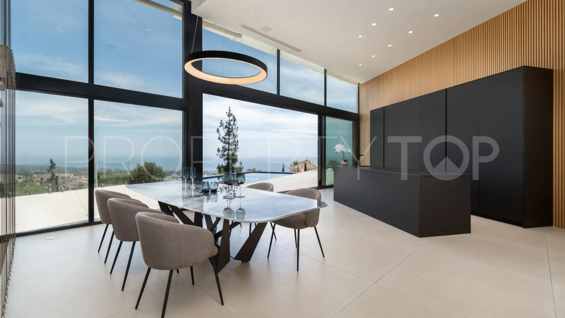 Villa for sale in Los Altos de los Monteros with 4 bedrooms
