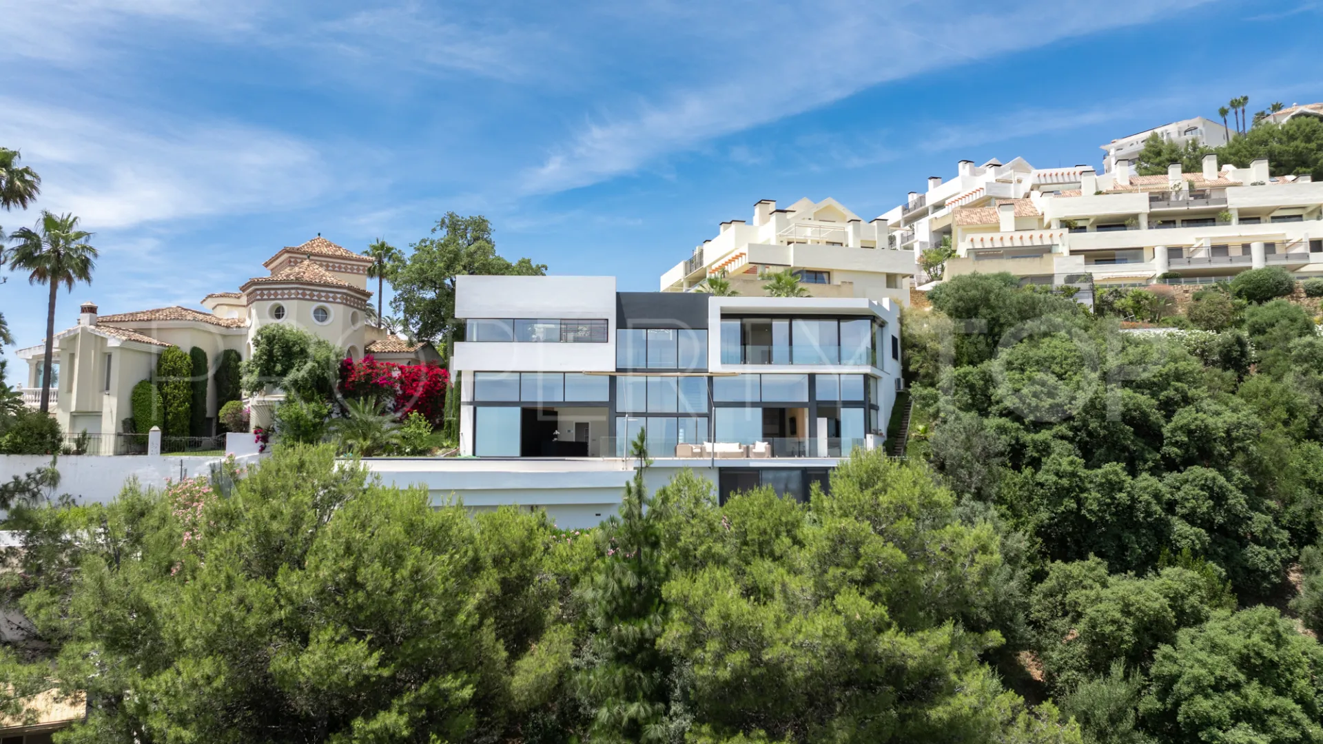 Villa for sale in Los Altos de los Monteros with 4 bedrooms