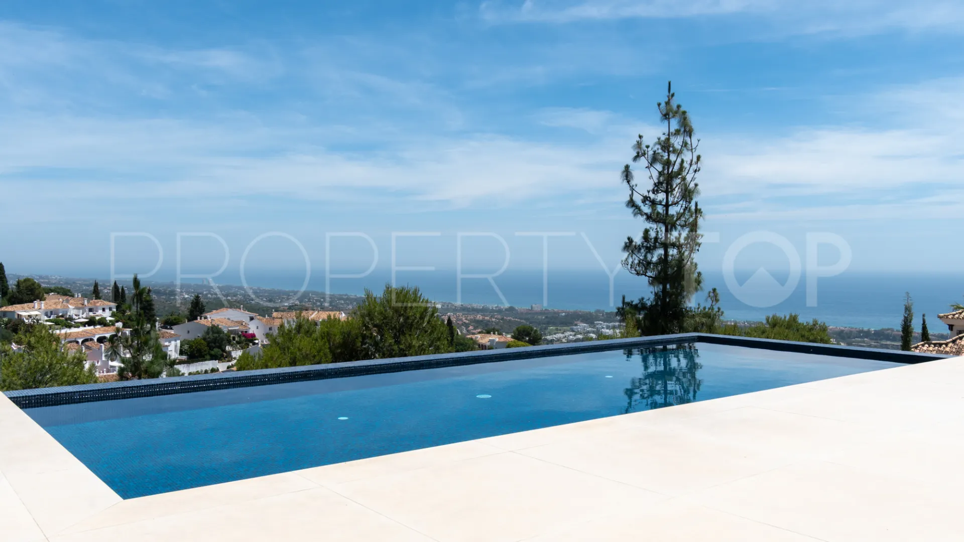 Villa for sale in Los Altos de los Monteros with 4 bedrooms