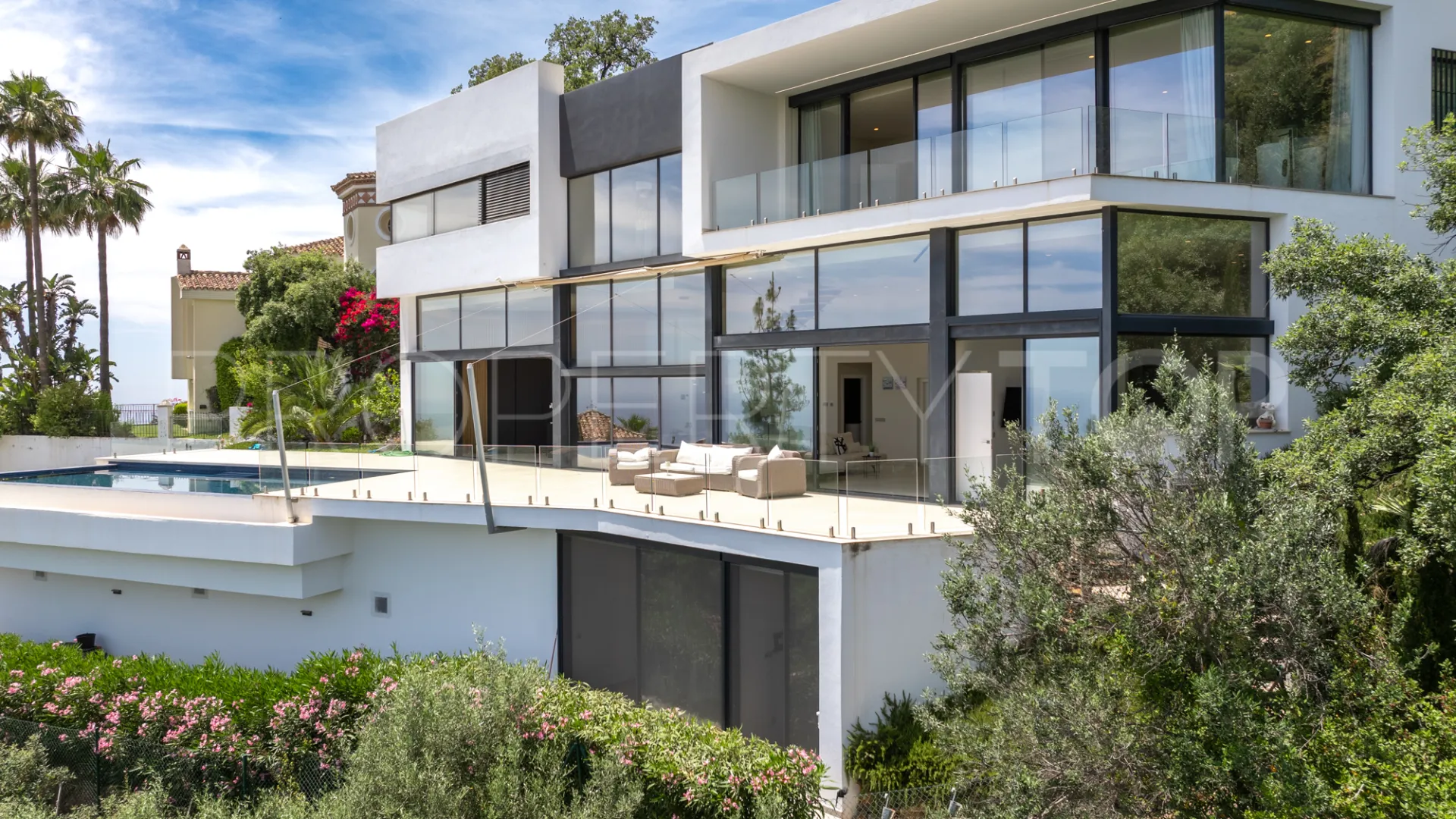 Villa for sale in Los Altos de los Monteros with 4 bedrooms