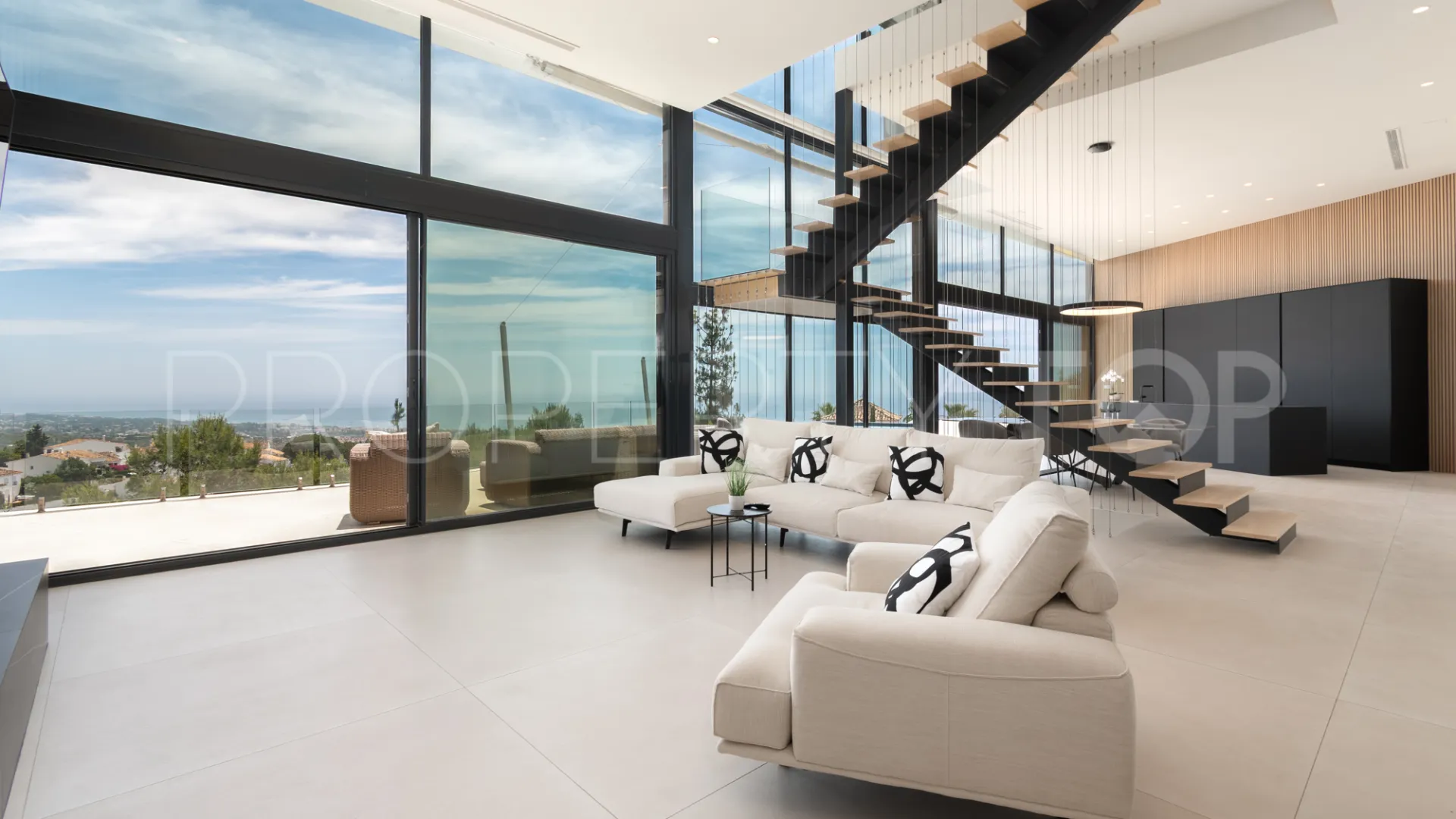 Villa for sale in Los Altos de los Monteros with 4 bedrooms