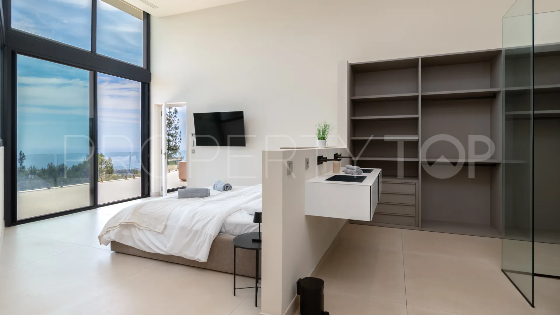Villa for sale in Los Altos de los Monteros with 4 bedrooms