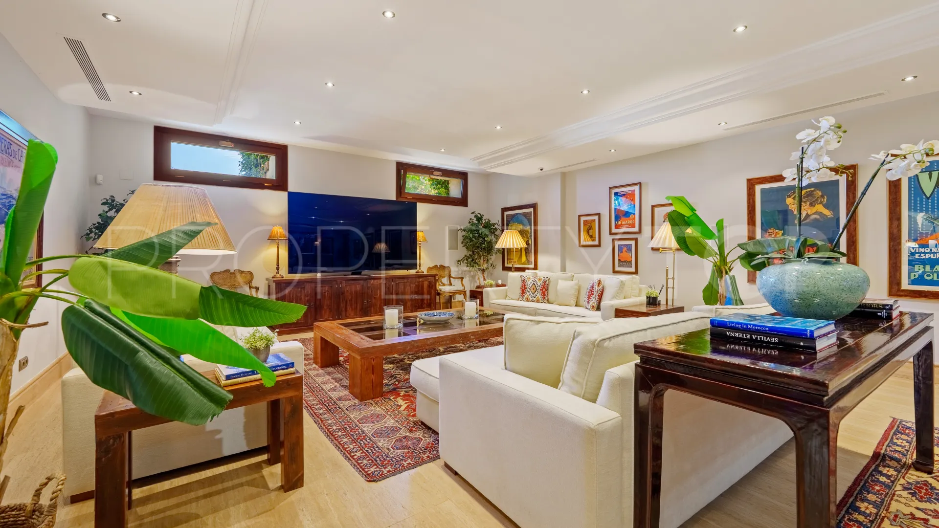 Buy Las Lomas del Marbella Club villa with 6 bedrooms