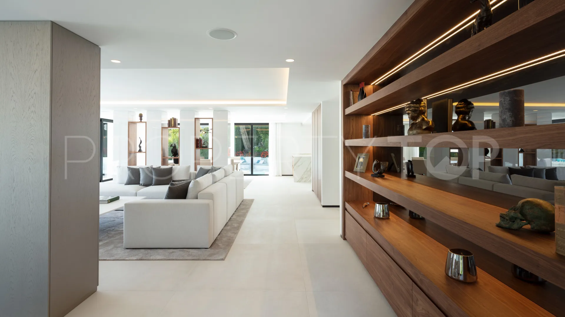 Villa de 5 dormitorios en venta en Nueva Andalucia