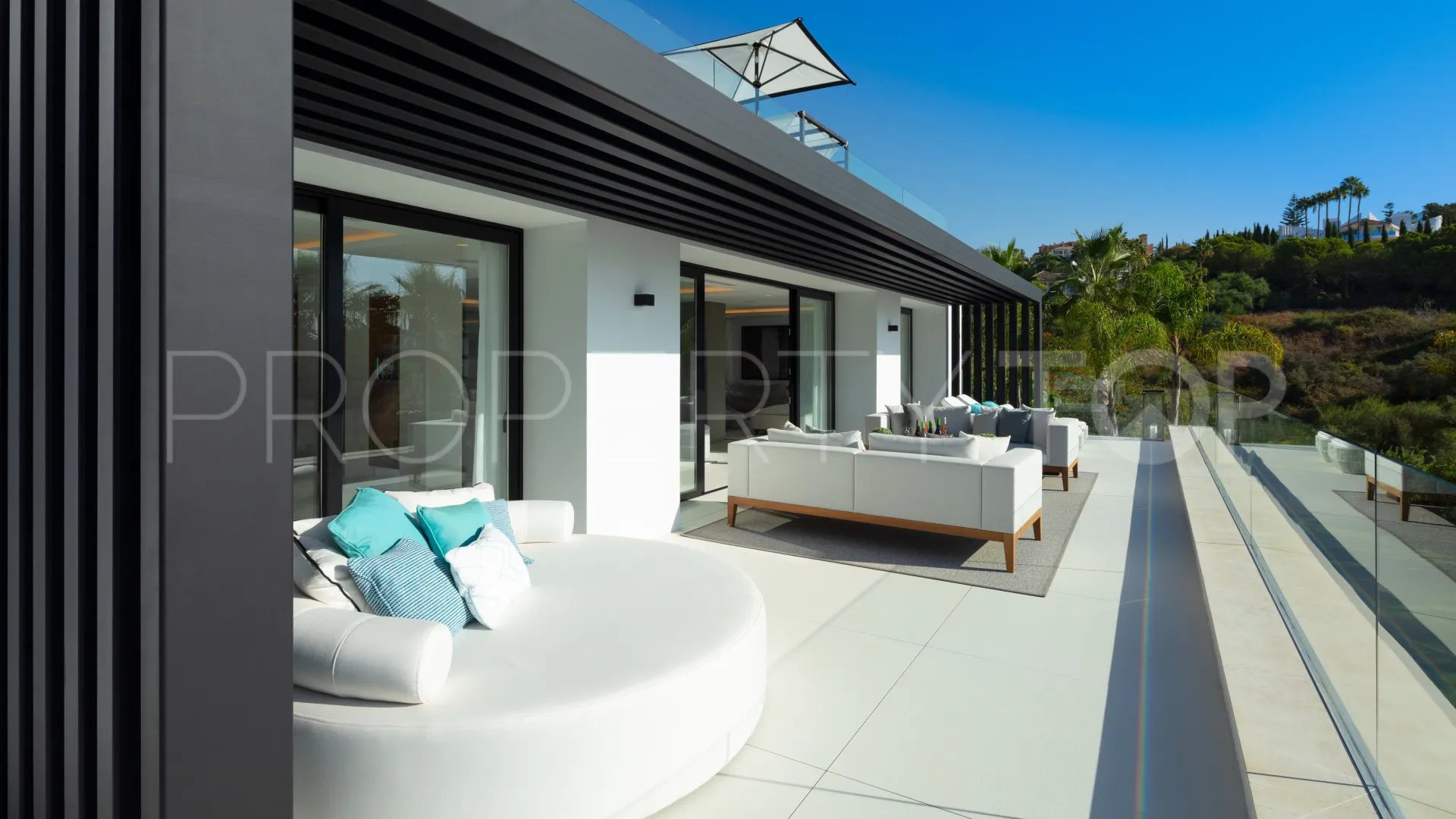 Villa de 5 dormitorios en venta en Nueva Andalucia