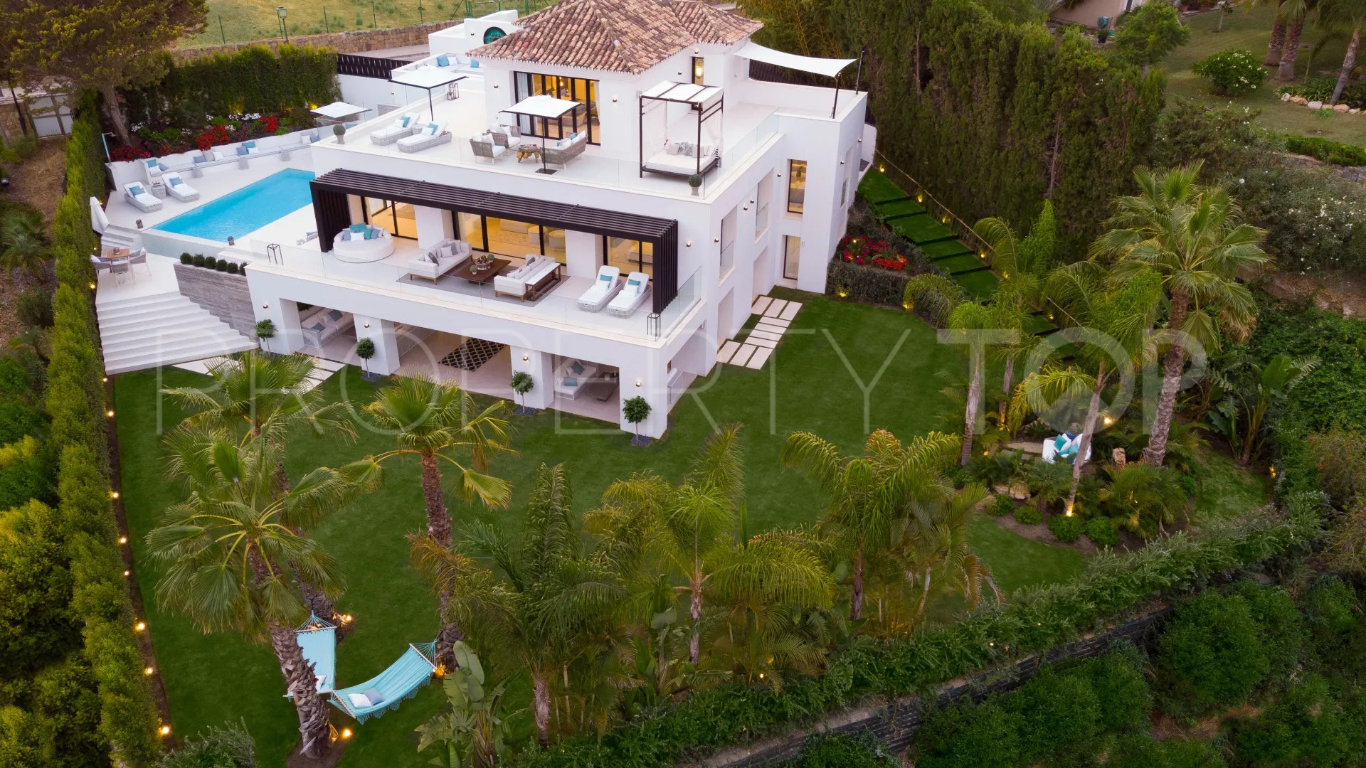 Villa de 5 dormitorios en venta en Nueva Andalucia