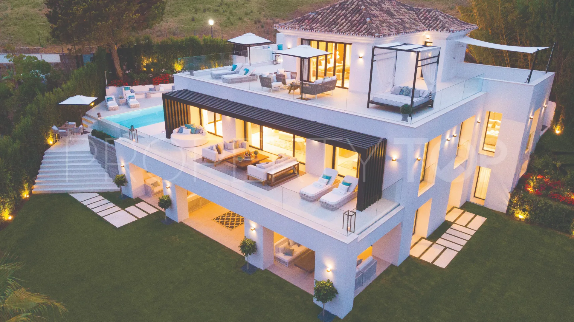 Villa de 5 dormitorios en venta en Nueva Andalucia