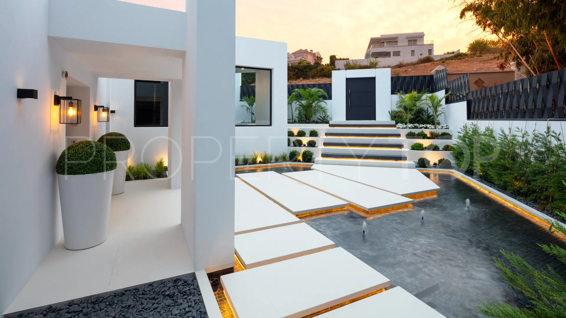 Villa de 5 dormitorios en venta en Nueva Andalucia
