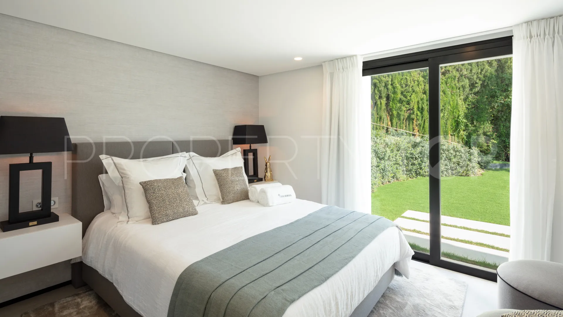 Villa de 5 dormitorios en venta en Nueva Andalucia