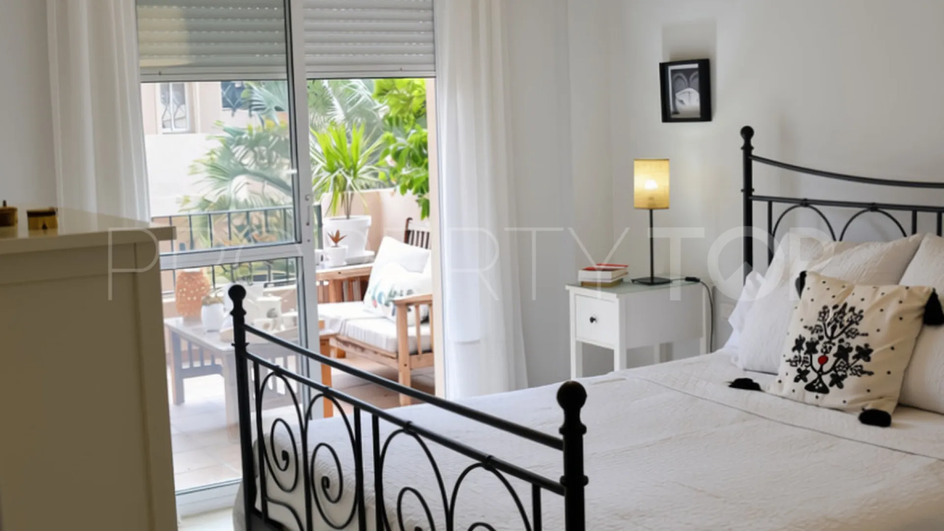 Apartamento de 2 dormitorios en venta en La Duquesa
