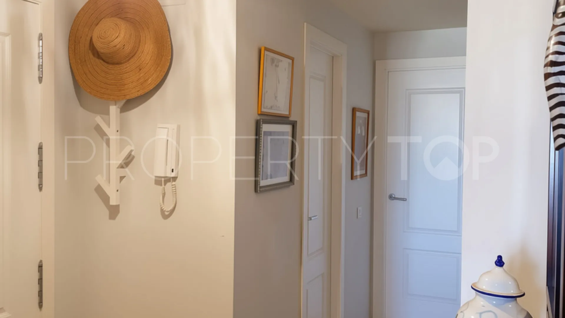 Apartamento de 2 dormitorios en venta en La Duquesa