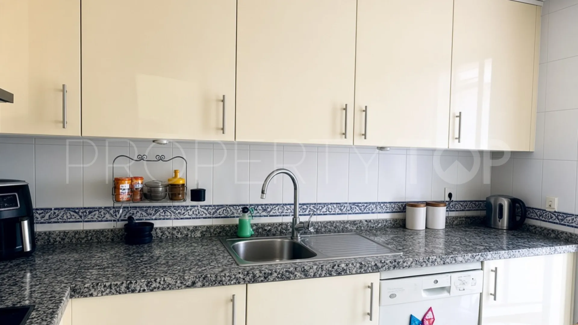 2 bedrooms Duquesa Village penthouse for sale
