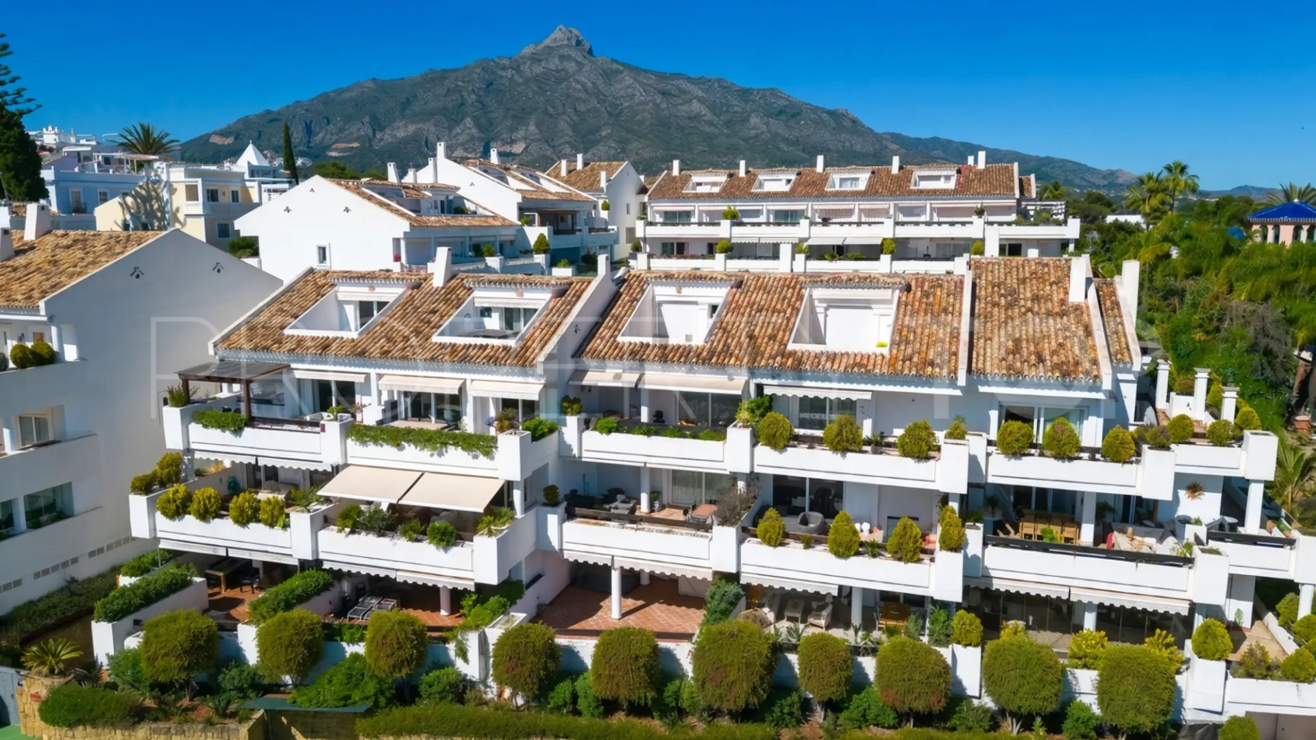 Apartamento planta baja a la venta en Aloha Mirasierra