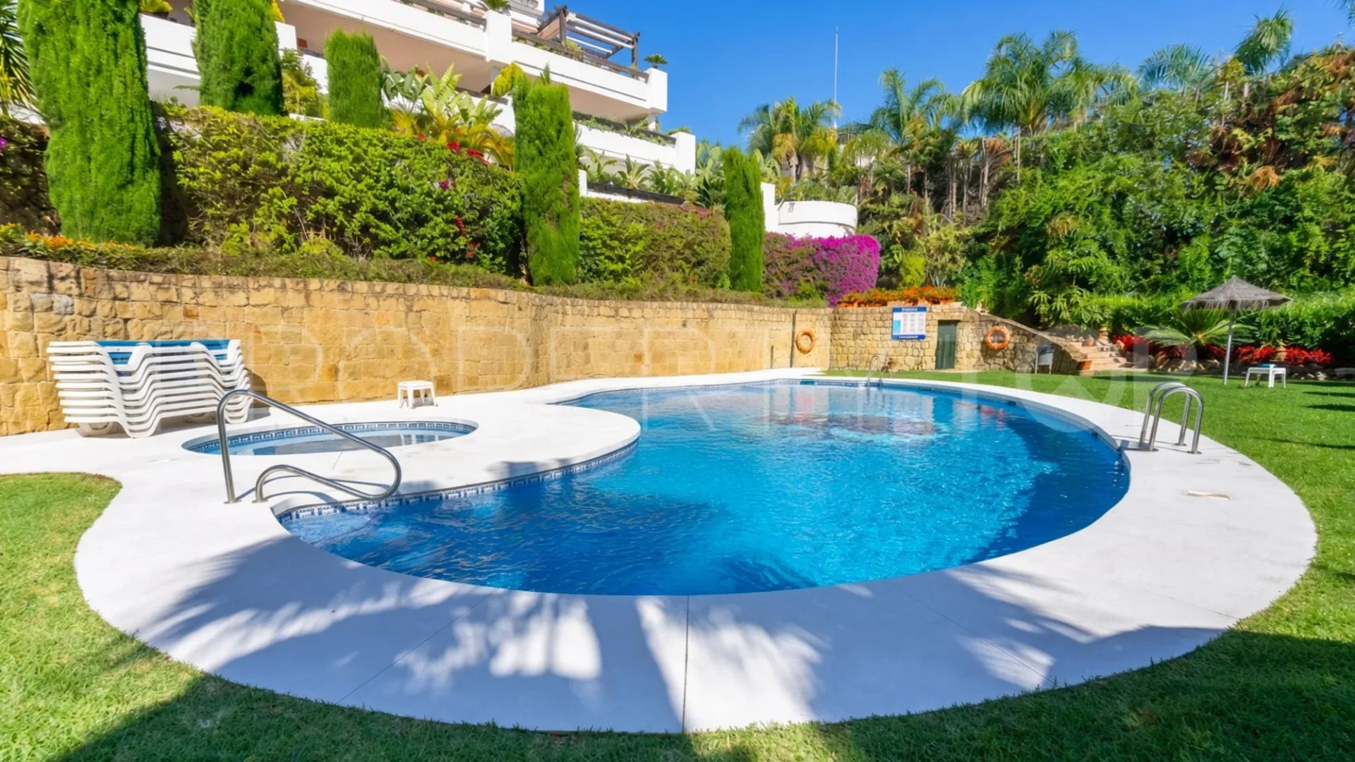 Apartamento planta baja a la venta en Aloha Mirasierra