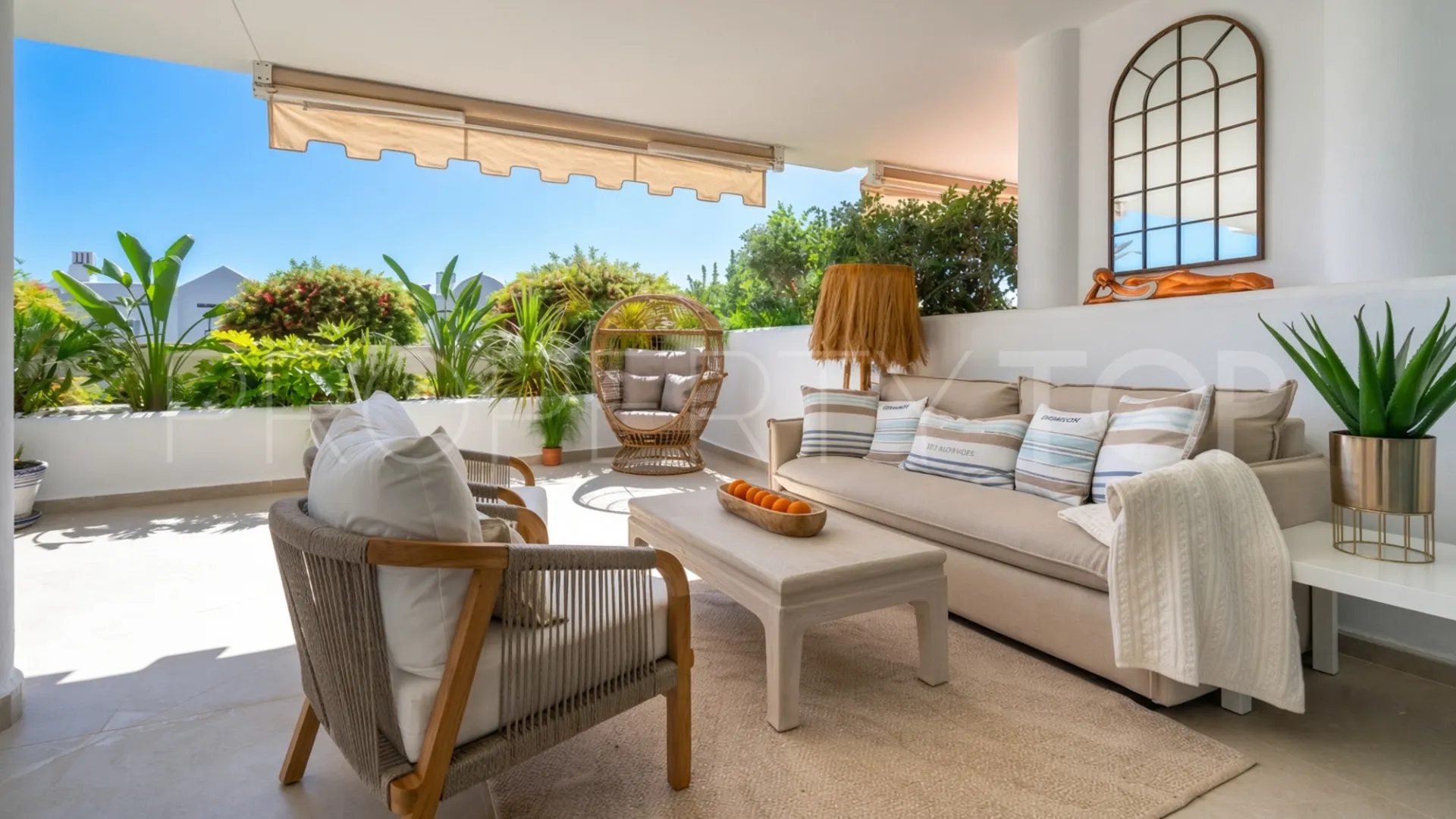Apartamento planta baja a la venta en Aloha Mirasierra