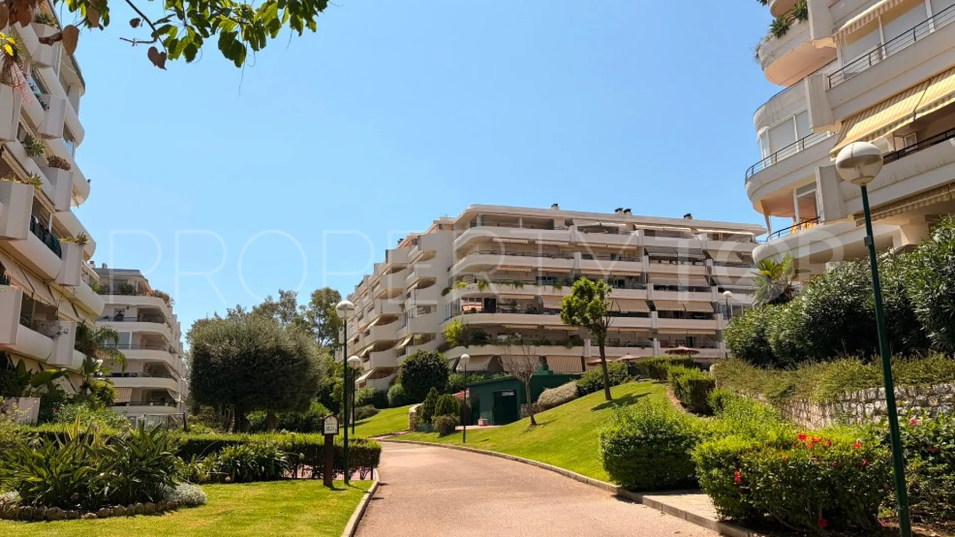 Apartamento de 2 dormitorios a la venta en Guadalmina Alta