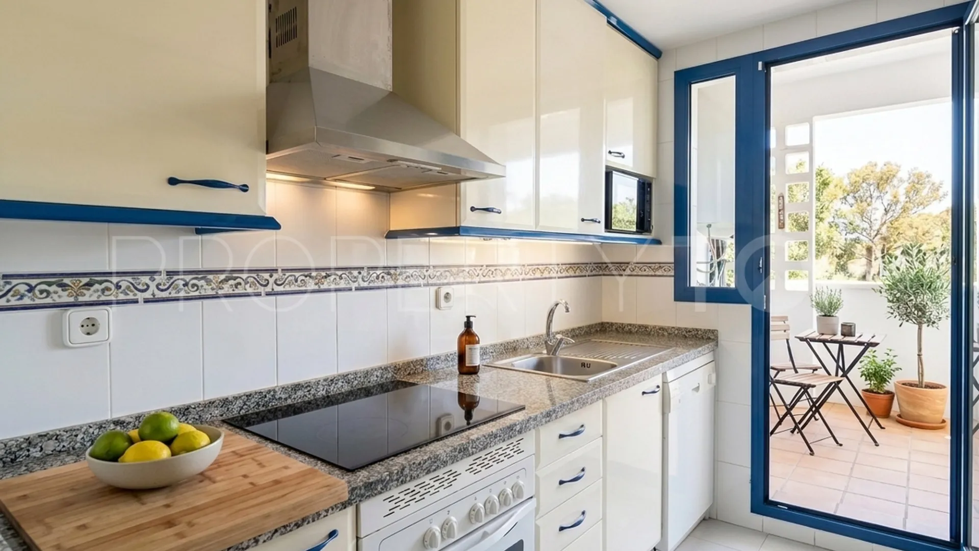 Se vende apartamento en Puerto La Duquesa de 2 dormitorios