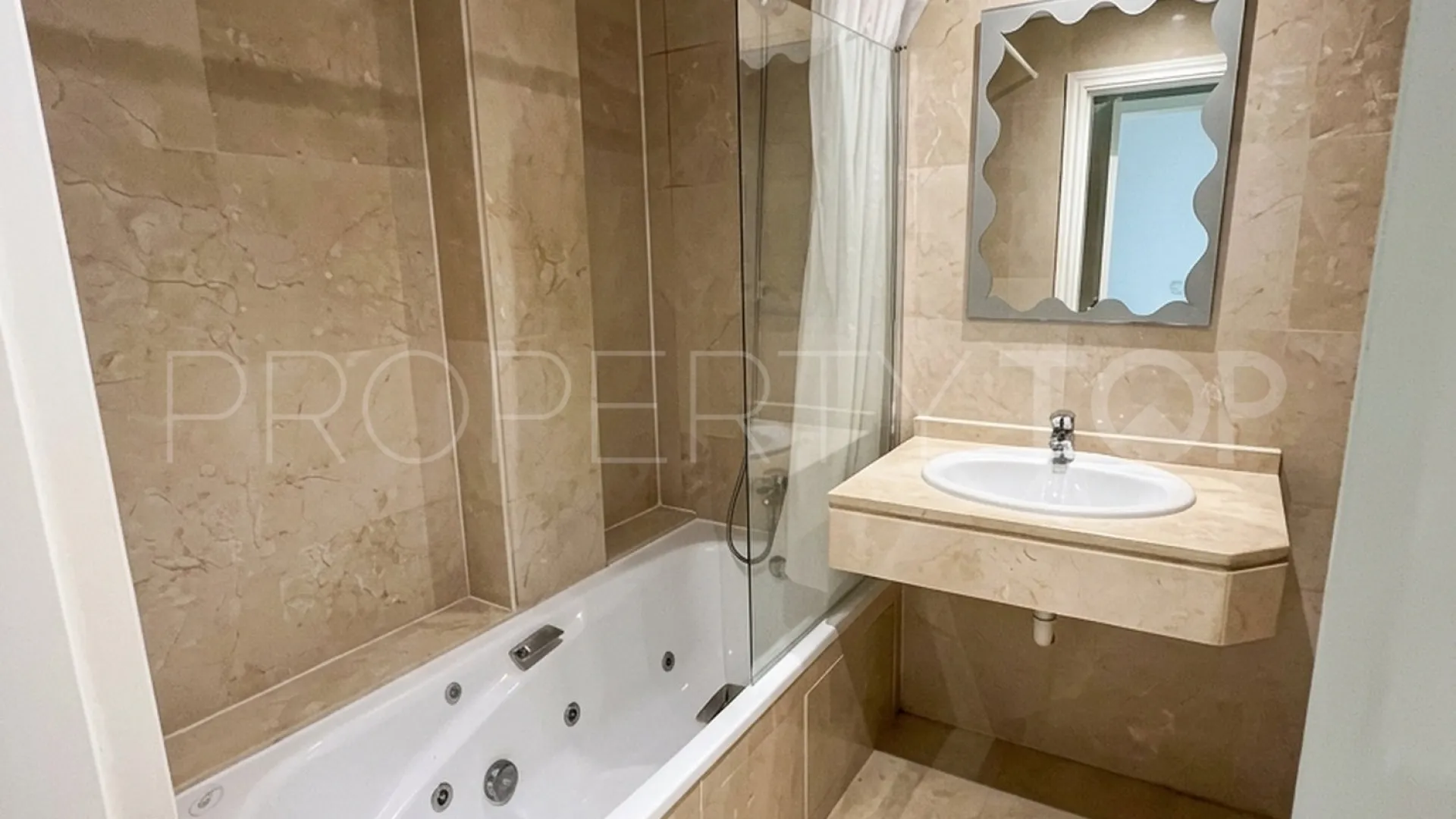 Se vende apartamento en Puerto La Duquesa de 2 dormitorios