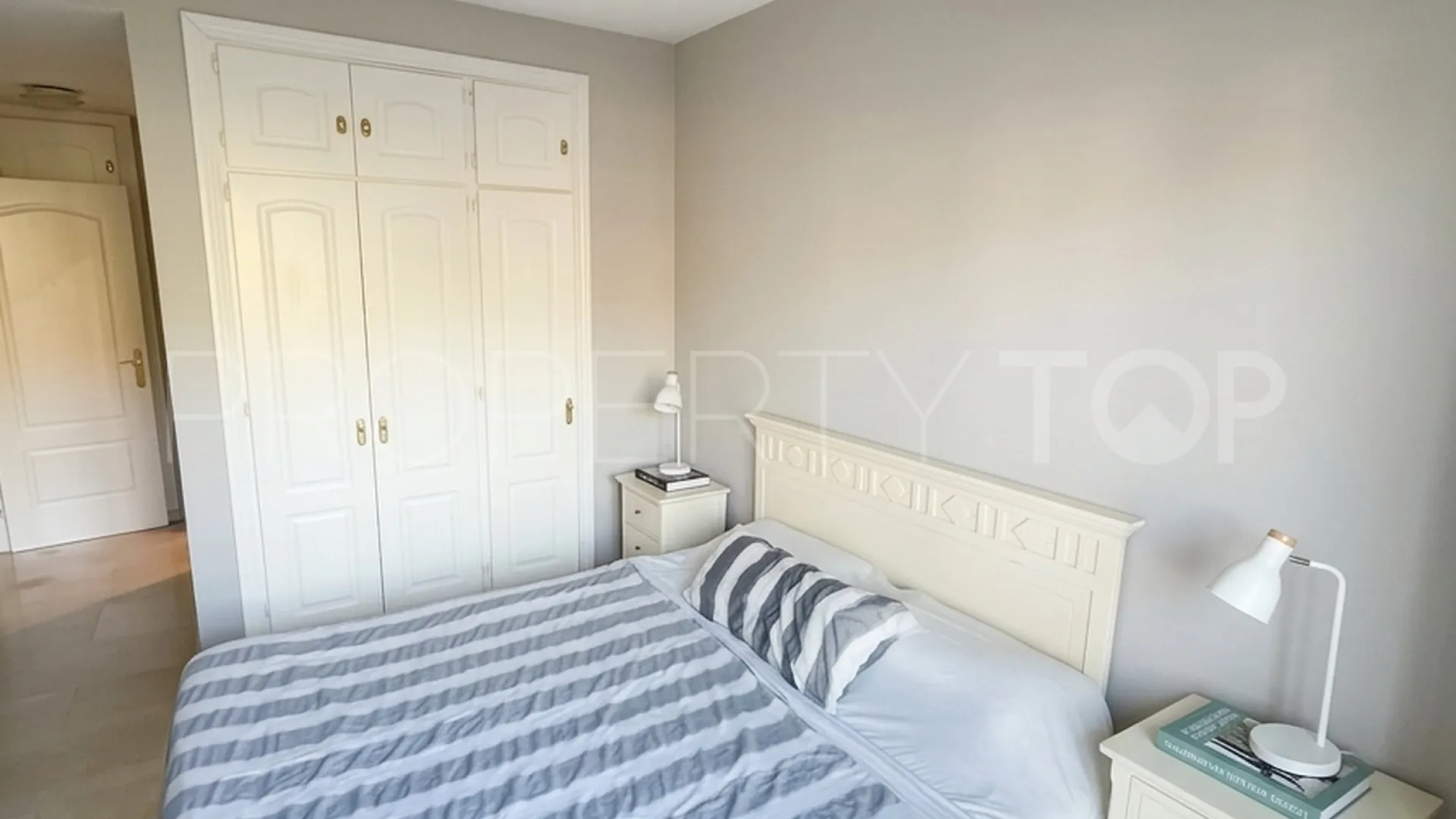 Se vende apartamento en Puerto La Duquesa de 2 dormitorios