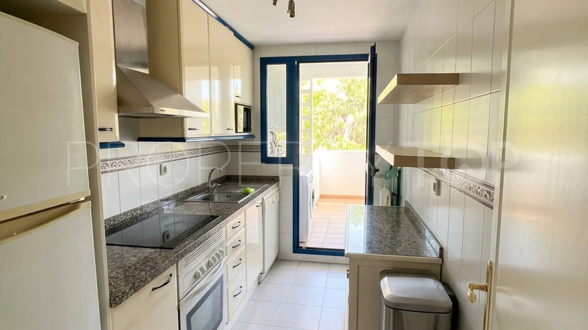 Se vende apartamento en Puerto La Duquesa de 2 dormitorios