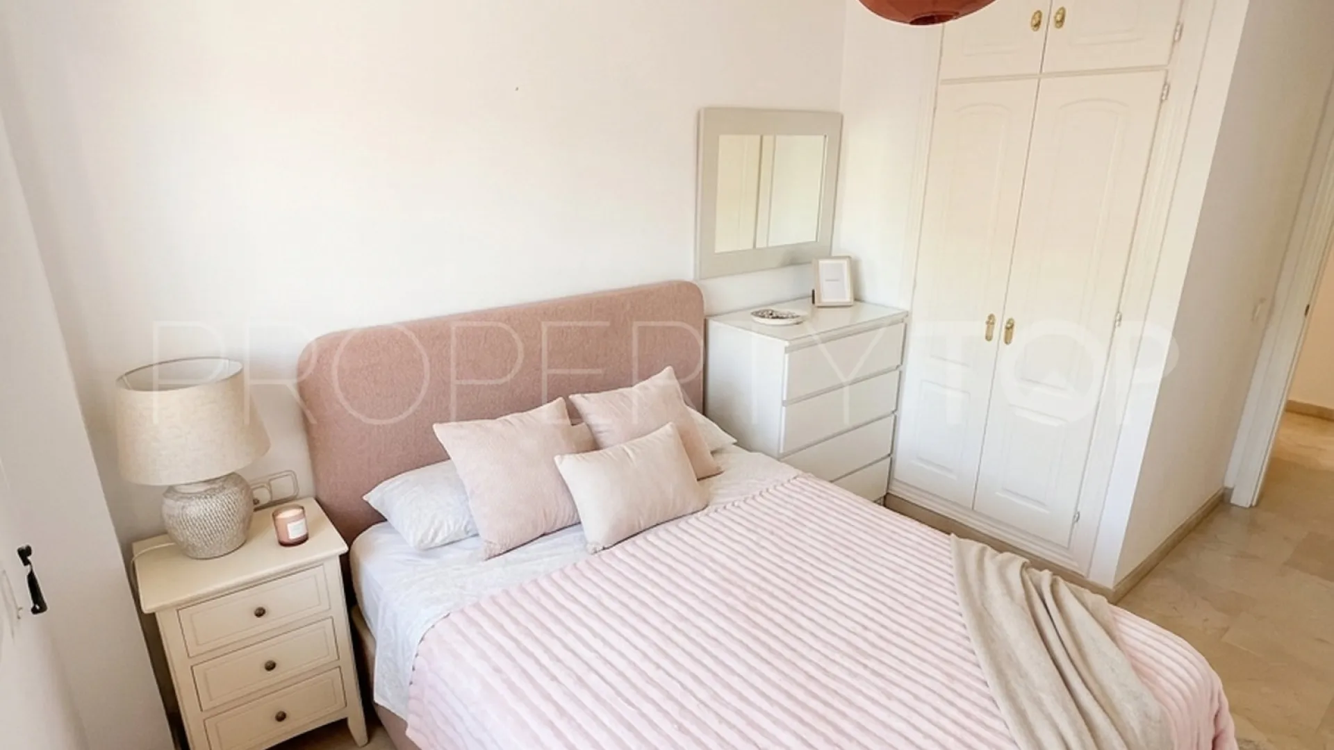 Se vende apartamento en Puerto La Duquesa de 2 dormitorios