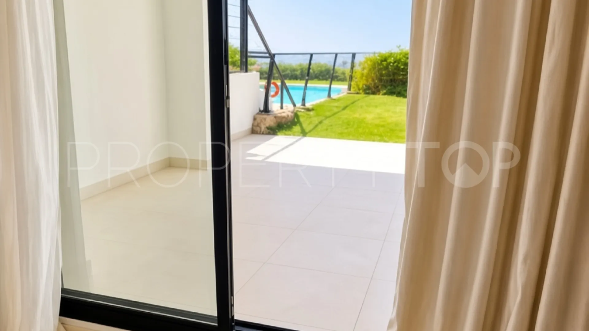 Apartamento planta baja en venta en Altos de Estepona