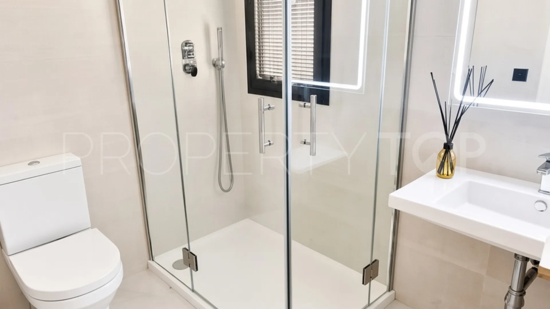 Apartamento planta baja en venta en Altos de Estepona
