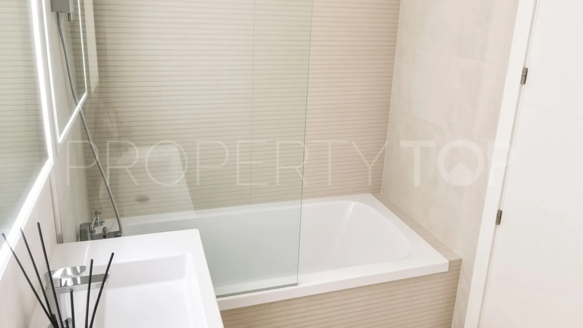 Apartamento planta baja en venta en Altos de Estepona