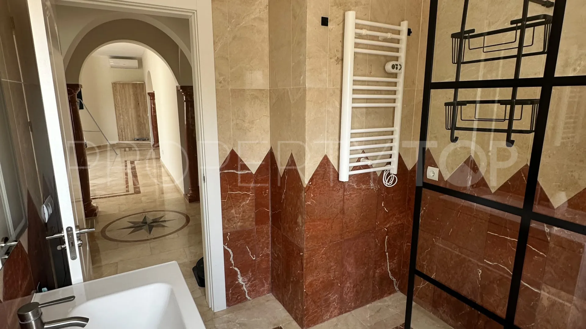 Villa en venta en Forest Hills