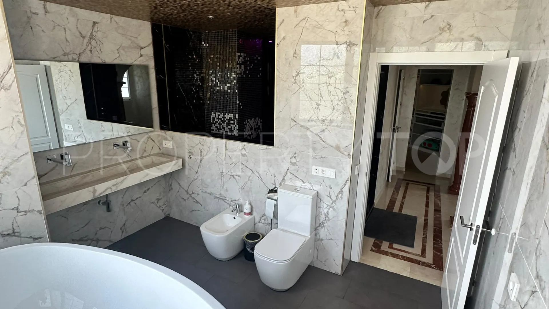 Villa en venta en Forest Hills