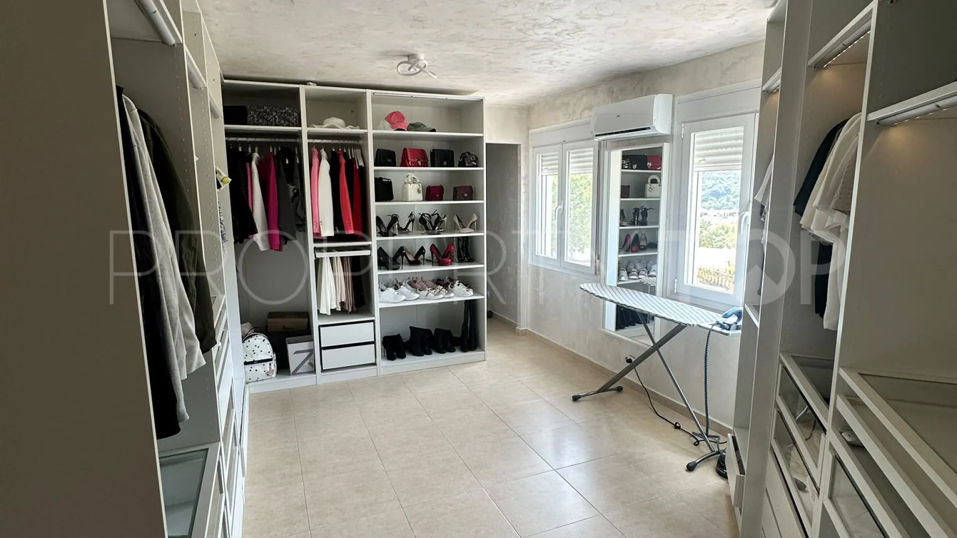 Villa en venta en Forest Hills