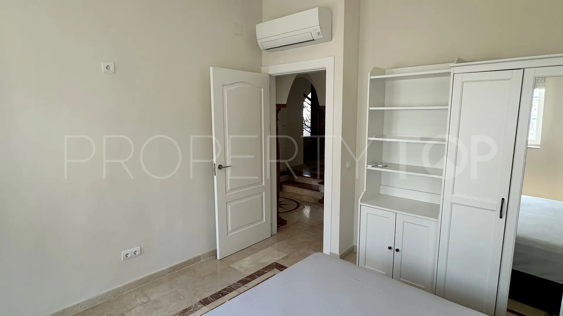Villa en venta en Forest Hills