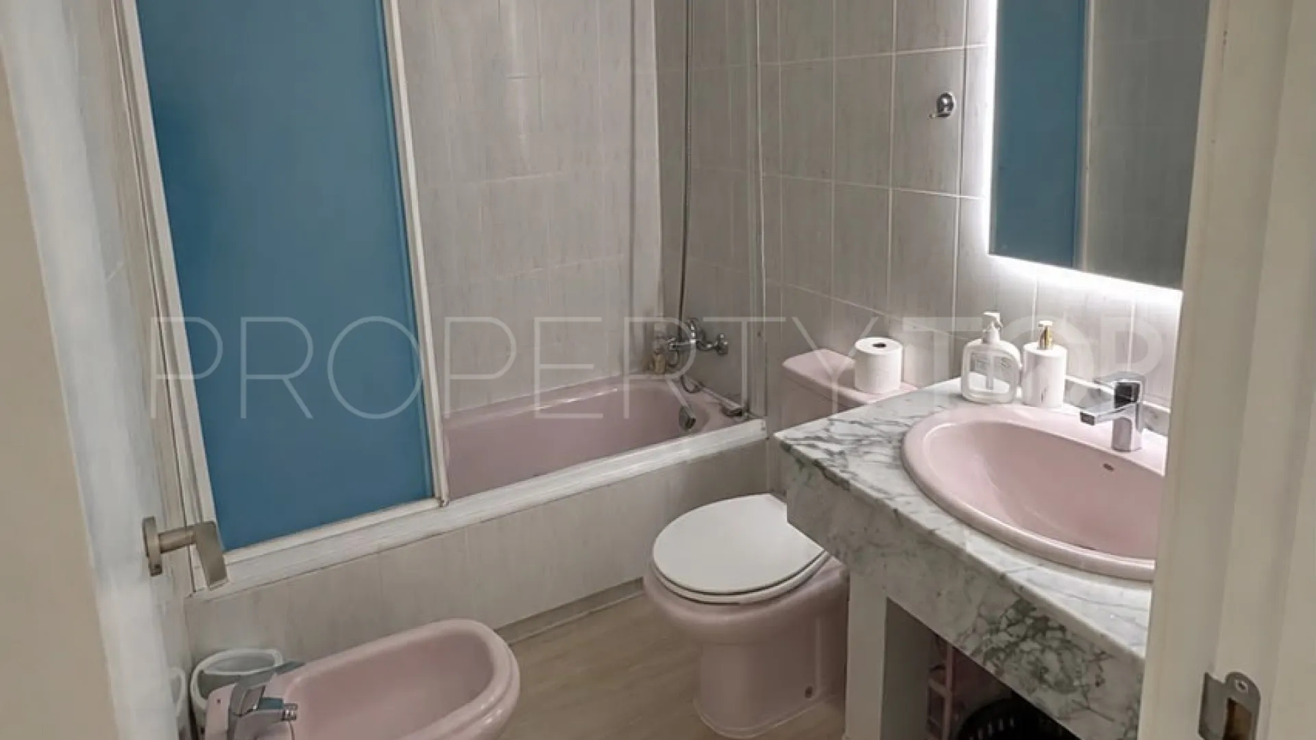 Ático con 5 dormitorios a la venta en Estepona Centro