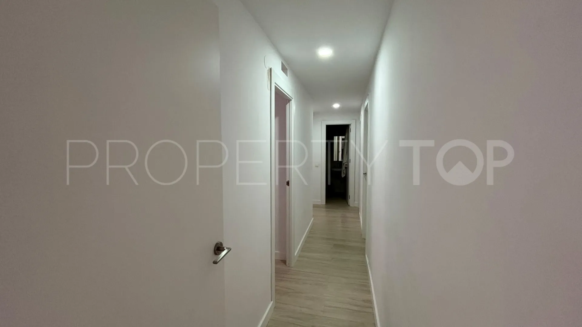 Ático con 5 dormitorios a la venta en Estepona Centro